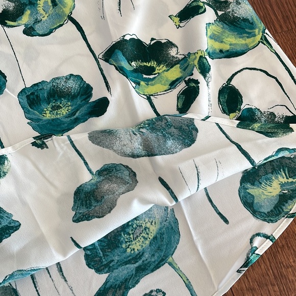 ALFANI women’s poppy floral short sleeve blouse V neck size Med white w/ green - Picture 12 of 12